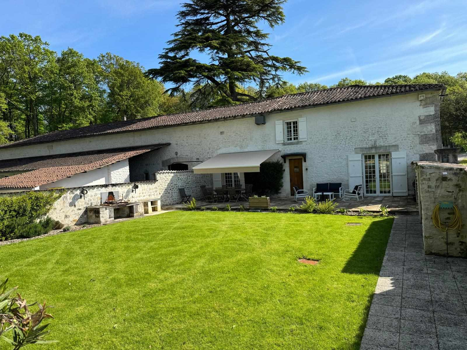 SAINT LAURENT DE COGNAC Magnifique maison en pierre entièrem 