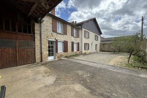 A Courban (21) ancien corps de ferme rénové avec deux habita