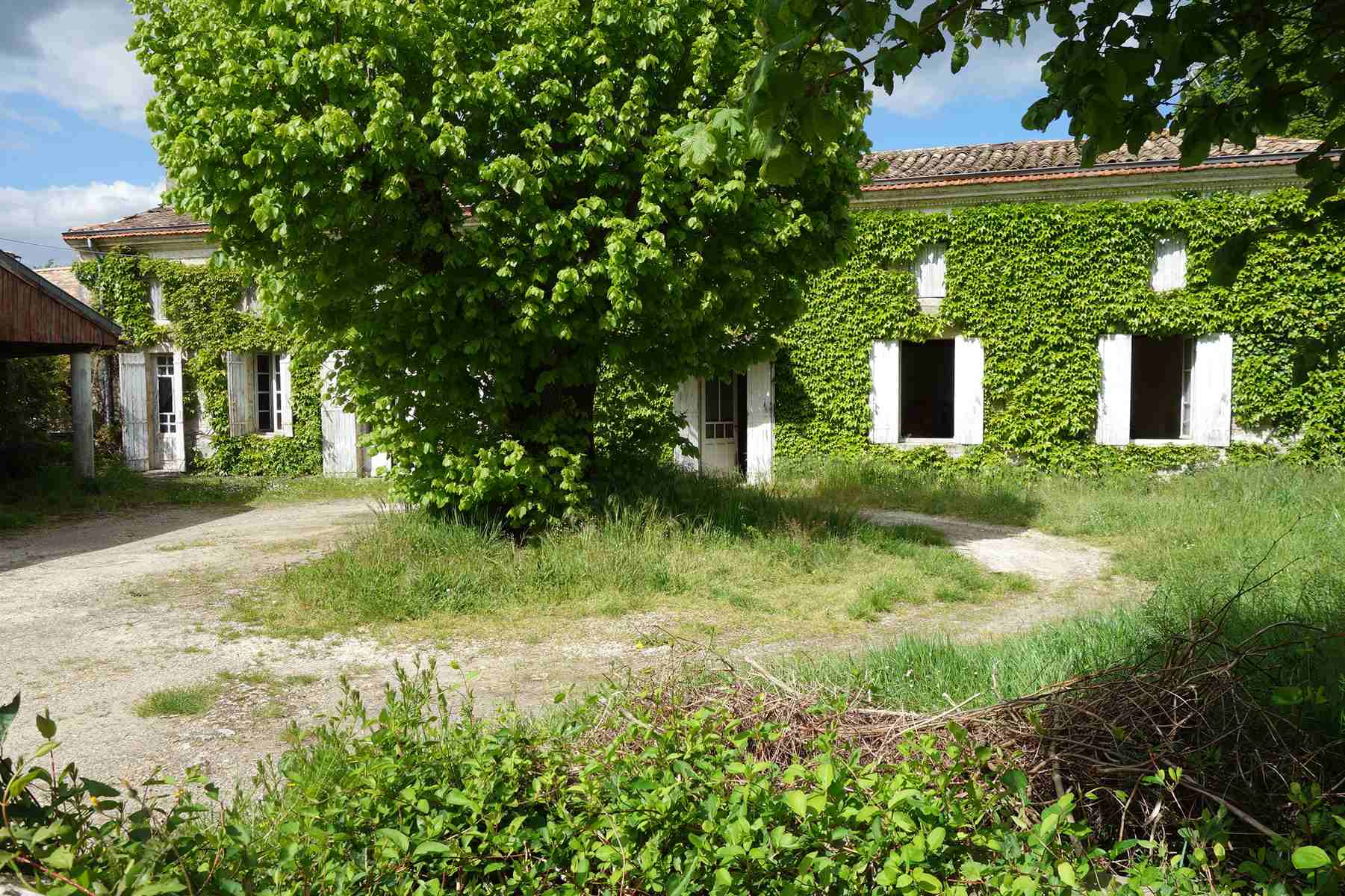 Au calme dans un hameau maison en pierre avec dépendances à 