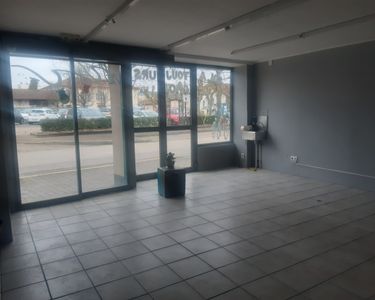 Local professionnel 50m2, centre village, face grand parling