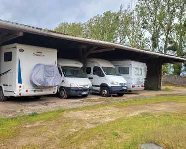 Emplacement Couvert Hivervage Camping-cars