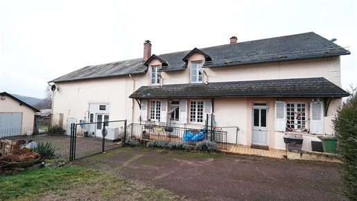 Au coeur du Morvan , fermette avec possibilités de location au bord d'un village.