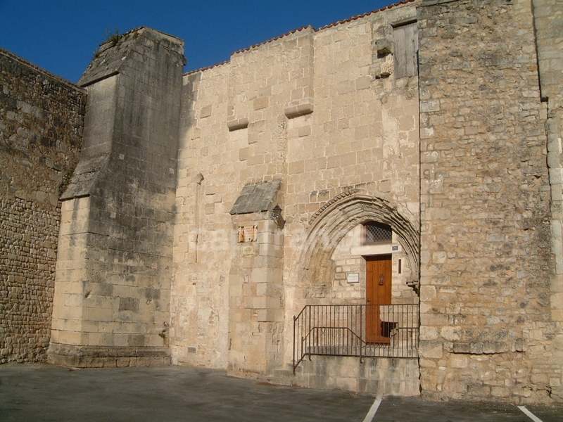 Dpt Charente Maritime (17), à vendre SAINT JEAN D'ANGELY centre maison de caractère avec jardin 