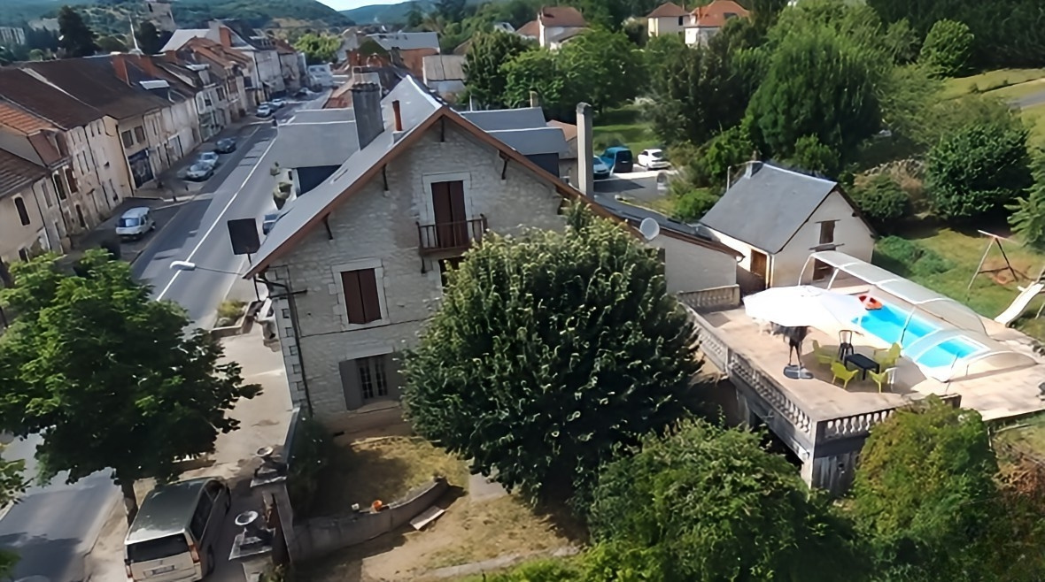 Maison en centre-ville avec piscine