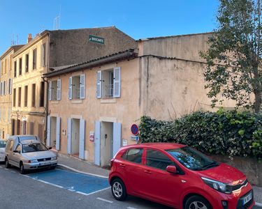 EXCLUSIVITE Immeuble de 450 m², avec garages, au coeur du village de BORMES