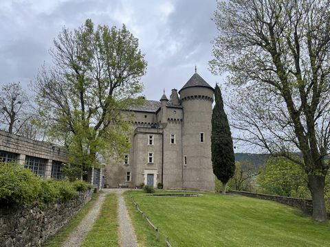 Un antique manoir seigneurial du XIV siècle, domin