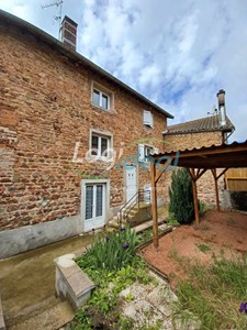 Grandris, au coeur du village au calme avec terrasse commune à 3 locataires