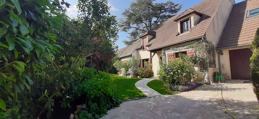 Rare maison familiale à BEAUCHAMP 