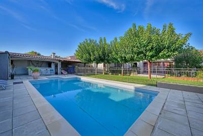 Fourques : Villa T5 avec appartement indépendant, piscine, garage et atelier/hangar