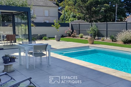 Maison contemporaine autour d'une terrasse paysagée avec piscine