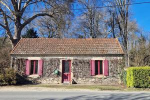 LES EYZIES - Maison en pierres de 63m² habitables avec jardin