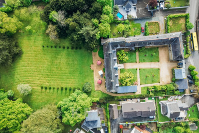 Château au coeur de Grandchamp-des-Fontaines sur son parc de 1,2 