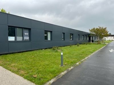 Immobilier professionnel Location Artigues-près-Bordeaux  180m² 2550€