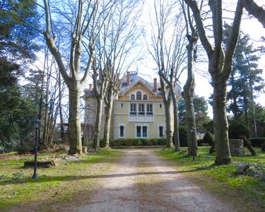 Domaine Chateau Manoir dans un Parc avec Chambres d'Hôtes, Spa, Saune, Piscine et Chalets à Vendre