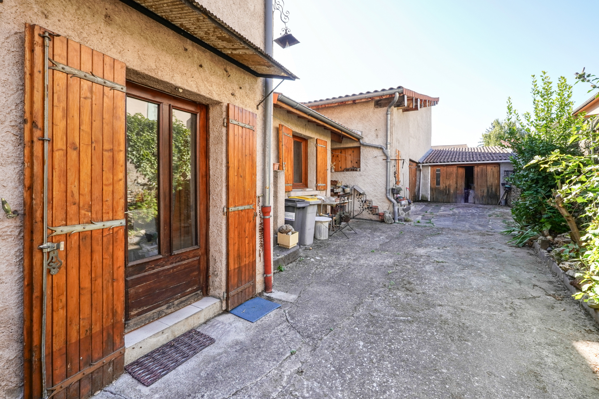 Maison avec cour, grange et garage 