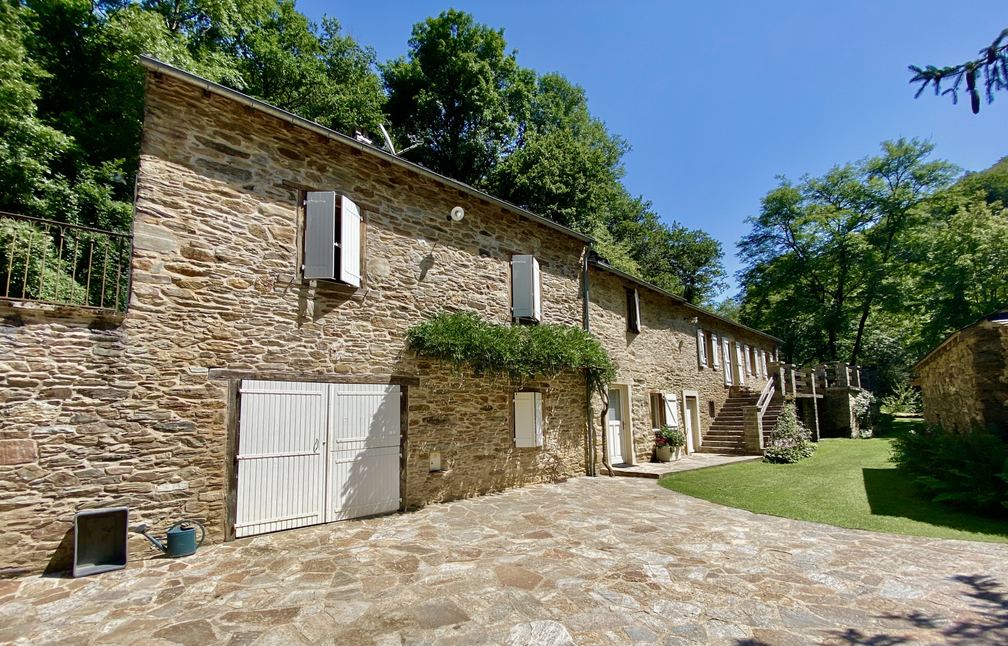 MOULIN avec 21ha de terres et au milieu coule une rivière