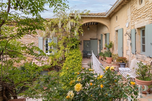 À Sabran, dans le Gard provençal, un ancien clos de ferme dans un hameau, ses cours, son j 