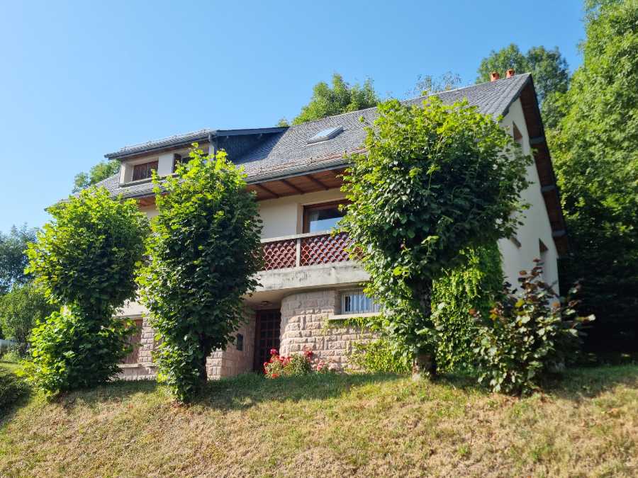 BELLE DEMEURE AU COEUR DES VOLCANS D'AUVERGNE