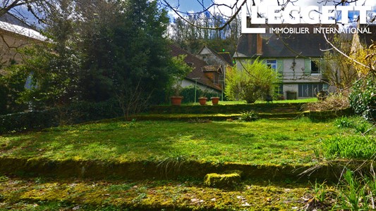 Une maison de 3 chambres au bord de la rivière Auvézère dans un joli village du Périgord noir