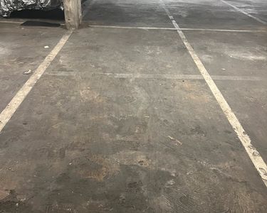 Place de parking au sous-sol du port de Hyères