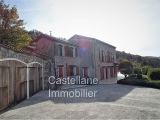 Très belle propriété avec maison façade pierre jardin piscine spa garages