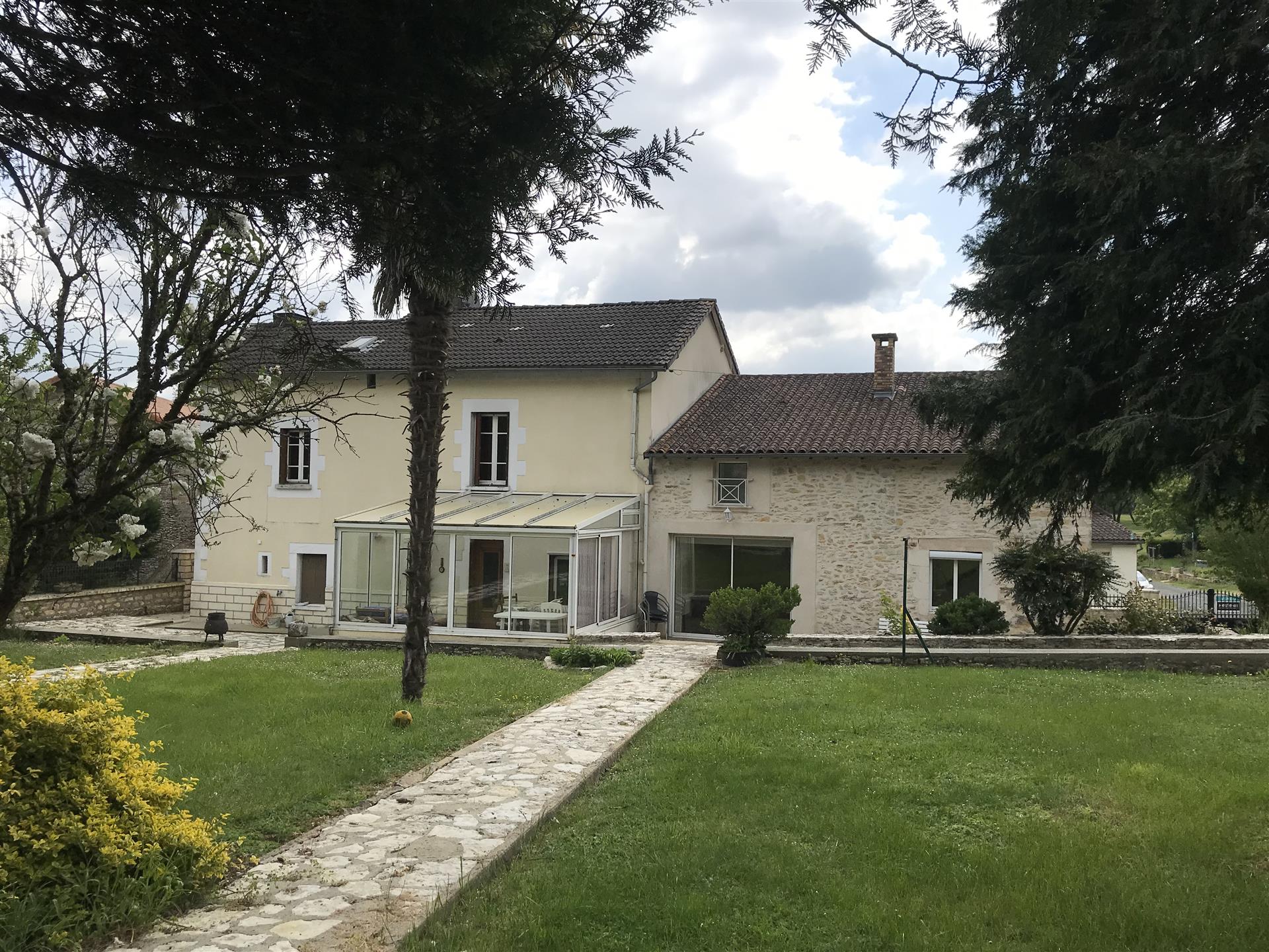 Maison de campagne avec jardin de 4700 m² de terrain clos et arboré