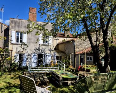 Belle maison de ville ancienne en pierres rénovée