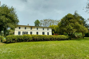 Maison en pierre avec parc