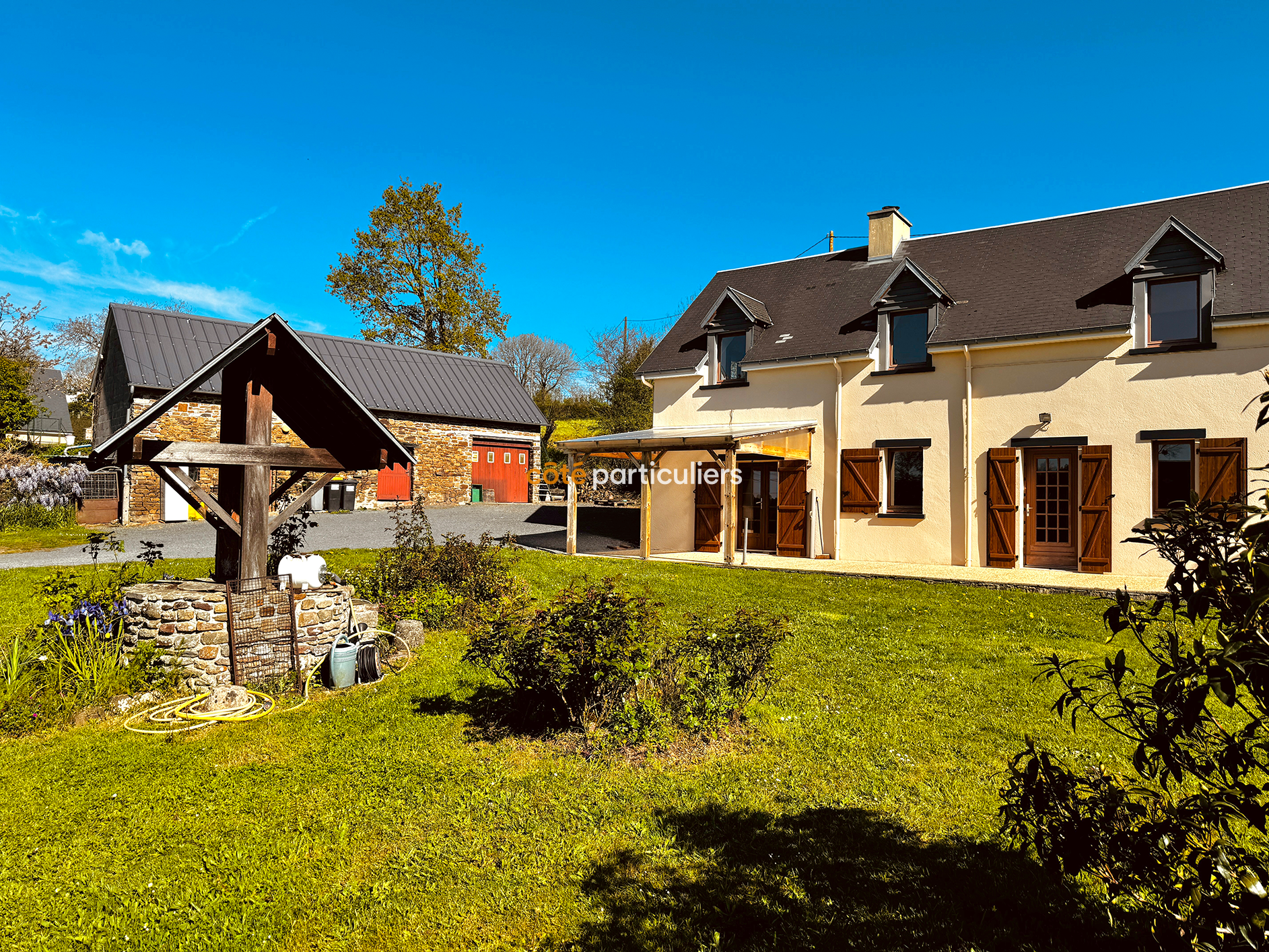 Saint-Amand-Village : Maison de 105m2 avec dépendance en pierre