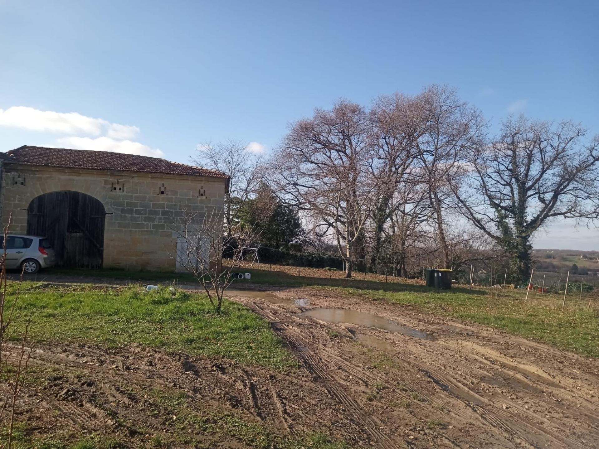 Située au coeur du village de Saint Gènes cette magnifique grange fera une agréable maison 