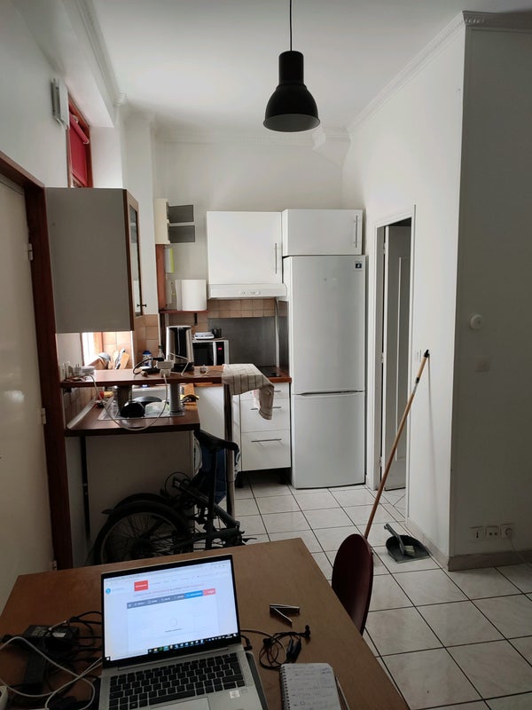 Salon confortable dans appartement sécurisé