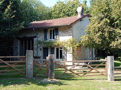 Une maison indépendante rénovée de trois chambres dans un endroi