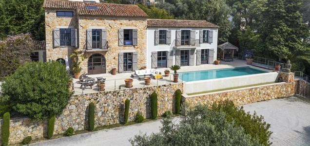 LE CANNET - Villa contemporaine avec piscine et vue mer sur les hauteurs de Cannes.