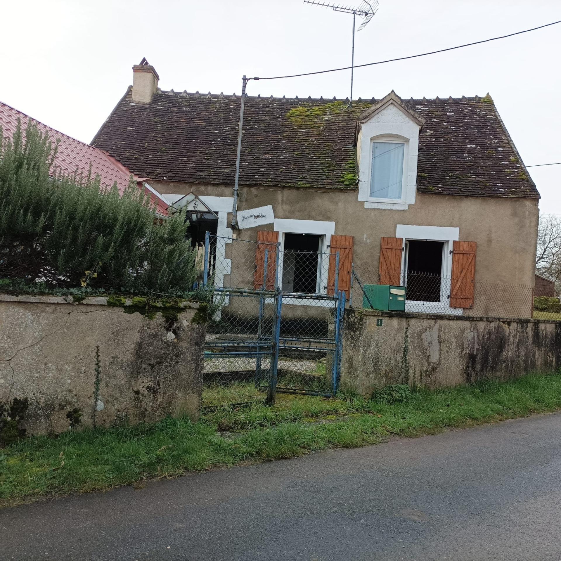 MAISON DANS HAMEAU -JARDIN CLOS- PROCHE COMMERCES