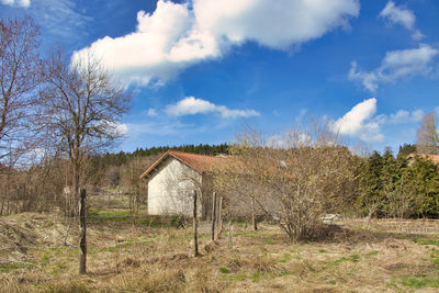 Terrain constructible de 1835 m2 + Bâti de 80 m2 dans hameau à Montregard