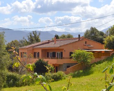 Maison de type F6 + dépendance de type F2 sur terrain de 2360m² 