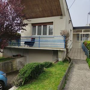 Maison individuelle de plain pied sur sous-sol, terrain.