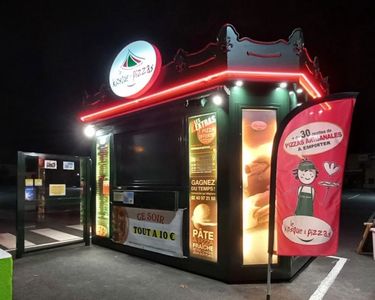 Kiosque à pizzas entièrement équipé prêt à travailler