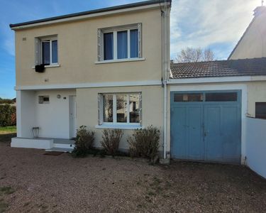 EXCLUSIF, ORVAL, Maison d'habitation avec Cour, Garage, Dépendance, Terrasse et Jardin