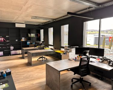 Bureaux et local commercial avec garage et parkings