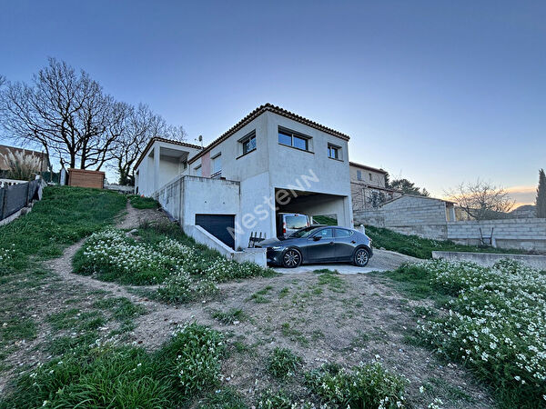 Villa Mimet 4 pieces 110 m2 environ avec garage, laces de parking couvertes, sur 913m2 de terrain.