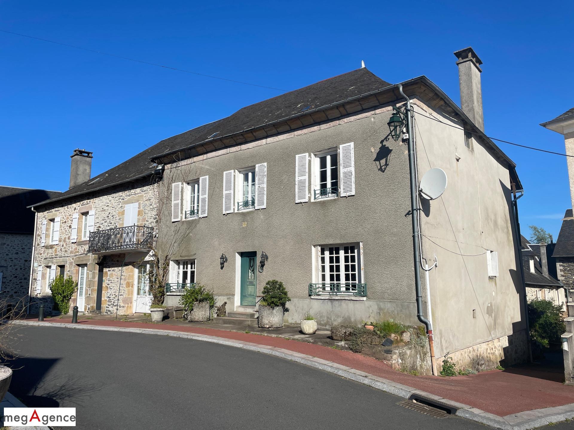 Maison de village à rénover 7 pièces avec terrasse et garage indépendant