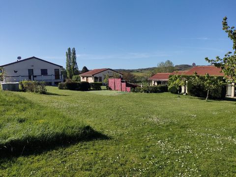 Maisons , dépendances , sur terrain de 5900 M2 .