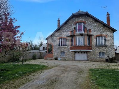 Maison Bourgeoise de 7 Pièces avec 5 Chambres à Bray-sur-Seine sur un Terrain de 1600 m²