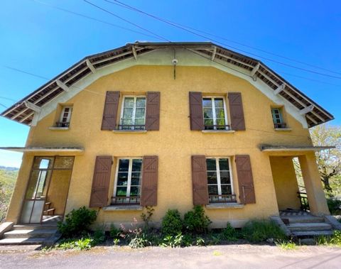 Maison avec deux habitations et terrain 