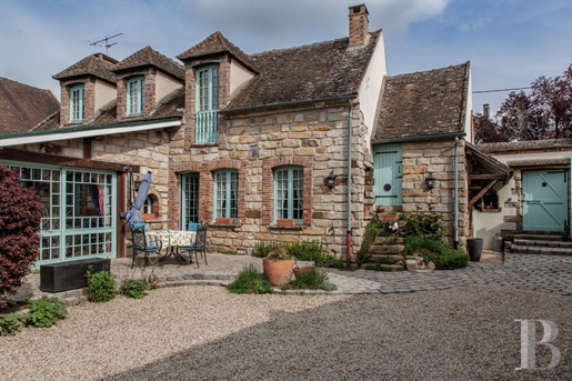 À 1 h 15 de Paris, dans un village bourguignon, un ensemble de deux maisons, ses dépendanc 