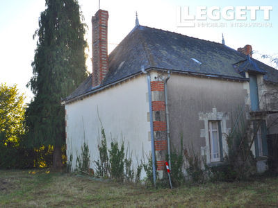 Maison mitoyenne avec un grand potentiel et plus d'un hectare de terrain 