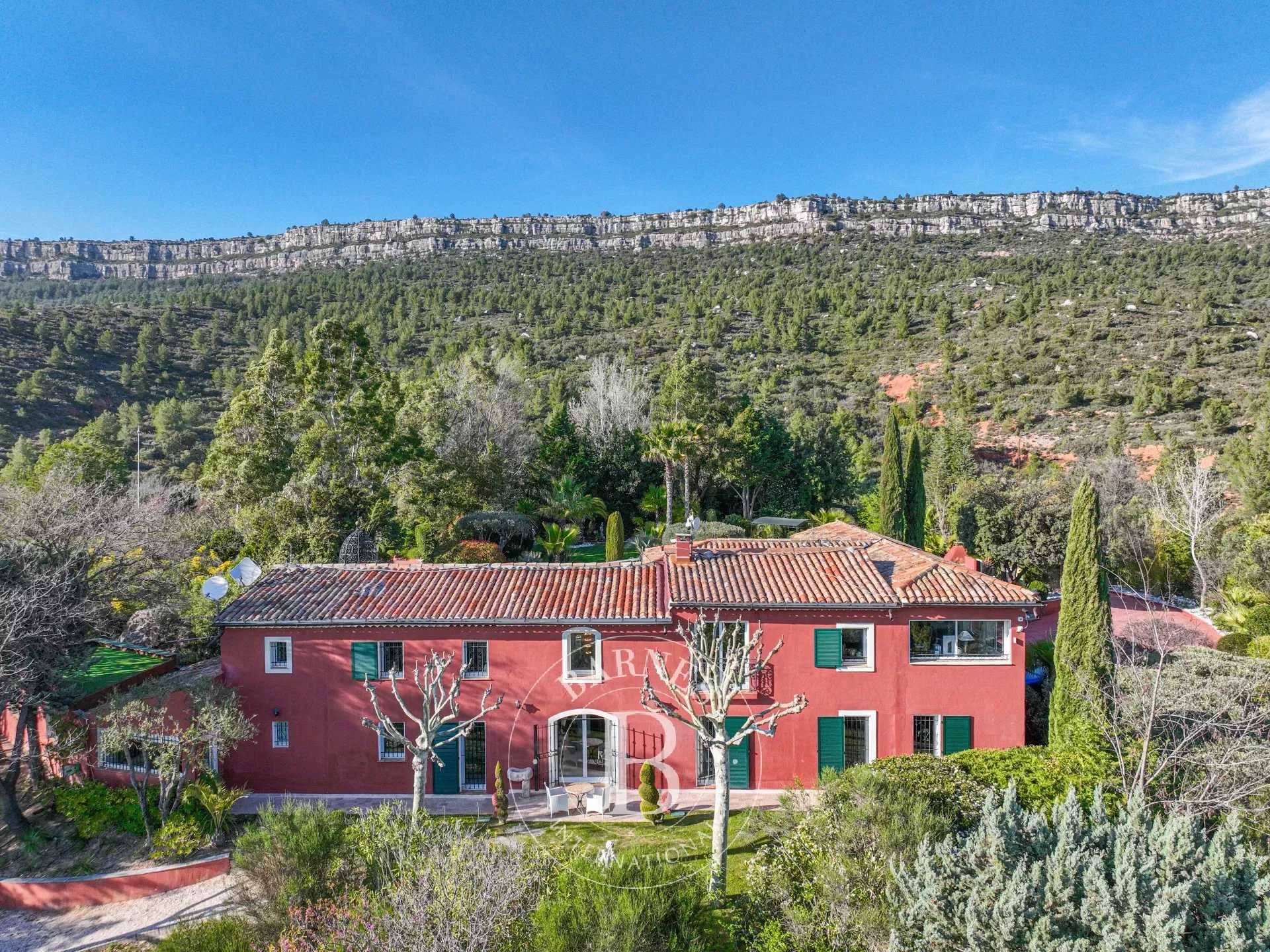 PROCHE AIX-EN-PROVENCE - PROPRIÉTÉ DE 3,5 HA AVEC VUE DOMINANTE