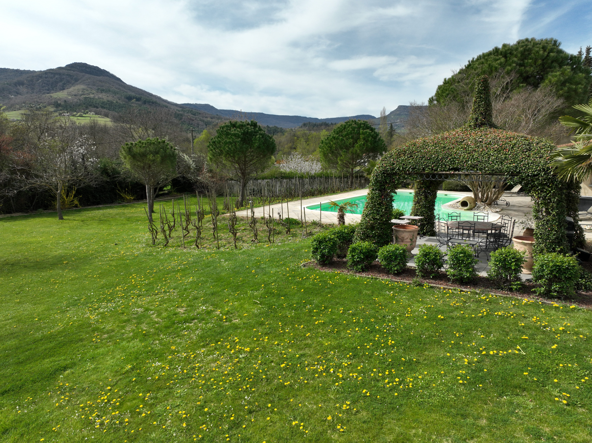 Villa d'architecte avec vue et piscine