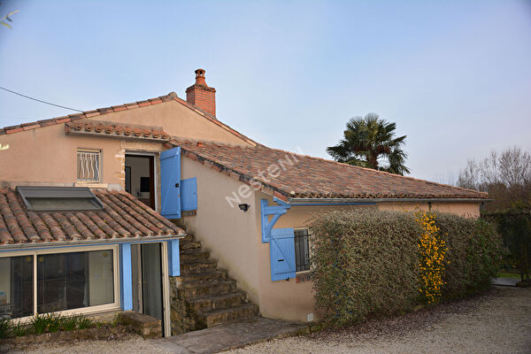 Belle maison de plus de 150m2 avec piscine sur un terrain de 1000m2 en campagne de St Varent